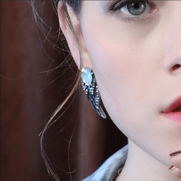 3/$25 🧜‍♀️🧜‍♀️NIB Blue Crystal Wing Earrings 💙💙 - Picture 3 of 3